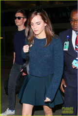 组图：艾玛-沃特森机场出行 甜美微笑大秀美腿