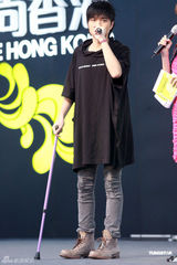 古巨基腰伤复发不忘代言 坐轮椅拄拐忙吸金(图)