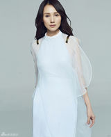 组图：袁泉久违大片素色出镜 数百场话剧过戏瘾