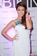 组图：王璐瑶低胸大秀事业线 自曝曾患情绪病