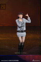 幻灯图集：张靓颖亮相宁波歌友会 连身裙秀身段