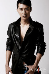 组图：张丹峰拍摄最新写真 彰显十足男人味