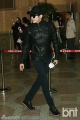 组图：韩星朴施厚全黑造型现身机场赴中国