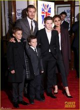 组图：贝克汉姆一家盛装亮相 辣妹摆酷三子型爆