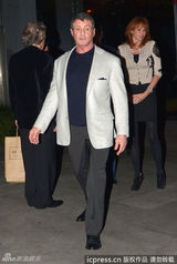 组图：史泰龙全家聚餐 女儿们亭亭玉立齐晒长腿