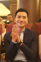 组图：何晟铭现身国画盛典现场拜师求画艺