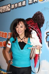 组图：农夫二子也怕蟑螂 蔡慧敏以超低胸裙亮相