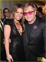 组图：布兰妮深V长裙大秀胸前风光