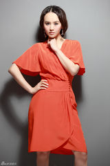 组图：小王晶大气红裙凸显高贵气质