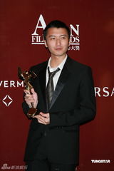 幻灯：亚洲电影大奖后台星光耀眼 获奖者喜笑颜开