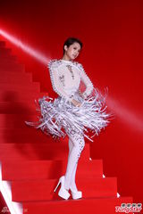 组图：杨丞琳穿华服亮相 尾椎伤势未复原