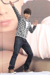 组图：胡夏现身新专辑签唱会 获女粉丝现场示爱