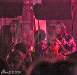 组图：比伯被捕前派对照曝光 裸上身与嫩模狂欢