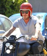 贝克汉姆化身机车男帅气十足 为女儿采购童装(图)