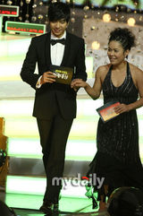 幻灯图：众星出席2009KBS电视台演艺大奖颁奖礼