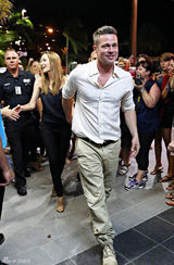 组图：朱莉性感吊带与皮特大方牵手恩爱放闪