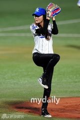 组图：韩国女艺人金荷娜担任棒球比赛开球嘉宾