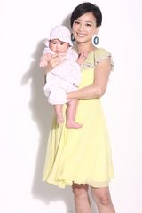 高清图：张庭孕后变超级辣妈 携女儿登杂志封面