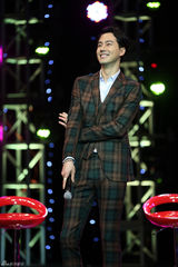 组图：赵寅成格纹西装暖心互动 粉丝热情嗨全场