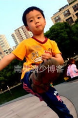 组图：44岁周冰倩6岁儿子曝光 上镜扮可爱