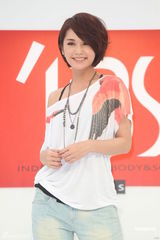 组图：杨丞琳代言展现小女人魅力 自曝是“翘臀琳”