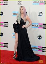 组图：钱婆Ke$ha黑裙晒美腿 粉紫发色抢镜