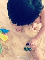 组图：微镜头下的小小志 呆萌可爱完胜童颜老爸