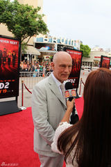 组图：《赤焰战场2》首映 威利斯陷三角恋