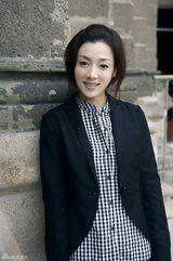 高清图：何彦霓潇洒帅气 游玩记拍浪漫写真 