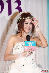 组图：47岁温碧霞穿婚纱甜美亮相