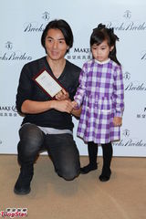 组图：郑伊健亮相慈善与小朋友互动