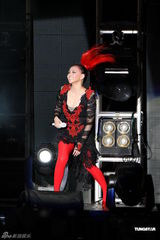 组图：张惠妹火红爆乳装亮相 歌迷点唱HIGH翻天