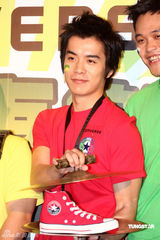 幻灯图：苏打绿为世界杯宣传 飞踢阿龚气氛热闹 