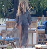 组图：碧昂斯携女庭院玩耍 举摄像机与狗仔互拍