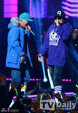 组图：2NE1与BEAST等韩团拼盘开唱秀劲舞