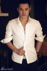 组图：《夏家》主演边原初秋写真 展型男魅力