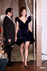 组图：白歆惠弯腰泄胸前春光 称男友让自己幸福