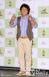 组图：SHINee温流王子装扮宣传新剧 对演技自信