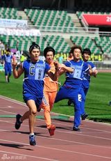 组图：偶像运动会录制 EXO等全家福帅气逼人