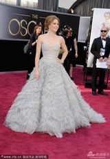 组图：奥斯卡红毯-女配提名艾米-亚当斯与老公