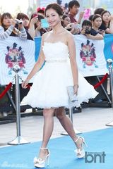 组图：神话李孝利等亮相20代选择颁奖礼蓝地毯