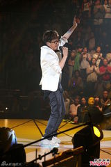 组图：伦永亮演唱会尾场 即兴拉叶德娴上台合唱