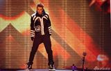 组图：比伯献唱MTV颁奖礼现场 眉头紧锁酷味十足