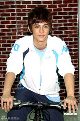 幻灯组图：汪东城代言运动服装 想开画展秀绘画天份