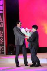 组图：田沁鑫收获年度大奖 周志强院长盼明年再登台