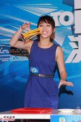 组图：李克勤回无线主持《决战一分钟》