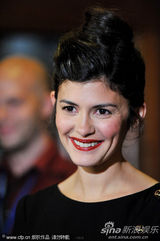 组图：奥黛莉-塔图优雅亮相《寂寞的心灵》首映