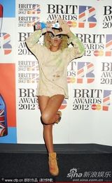 组图：蕾哈娜获全英国际最佳女歌手 破烂大T秀美腿