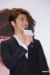 组图：陈柏霖暂无出专辑打算 忙于工作无暇谈恋爱