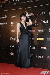 组图：金像奖后台陈静举奖杯 获最佳女配角